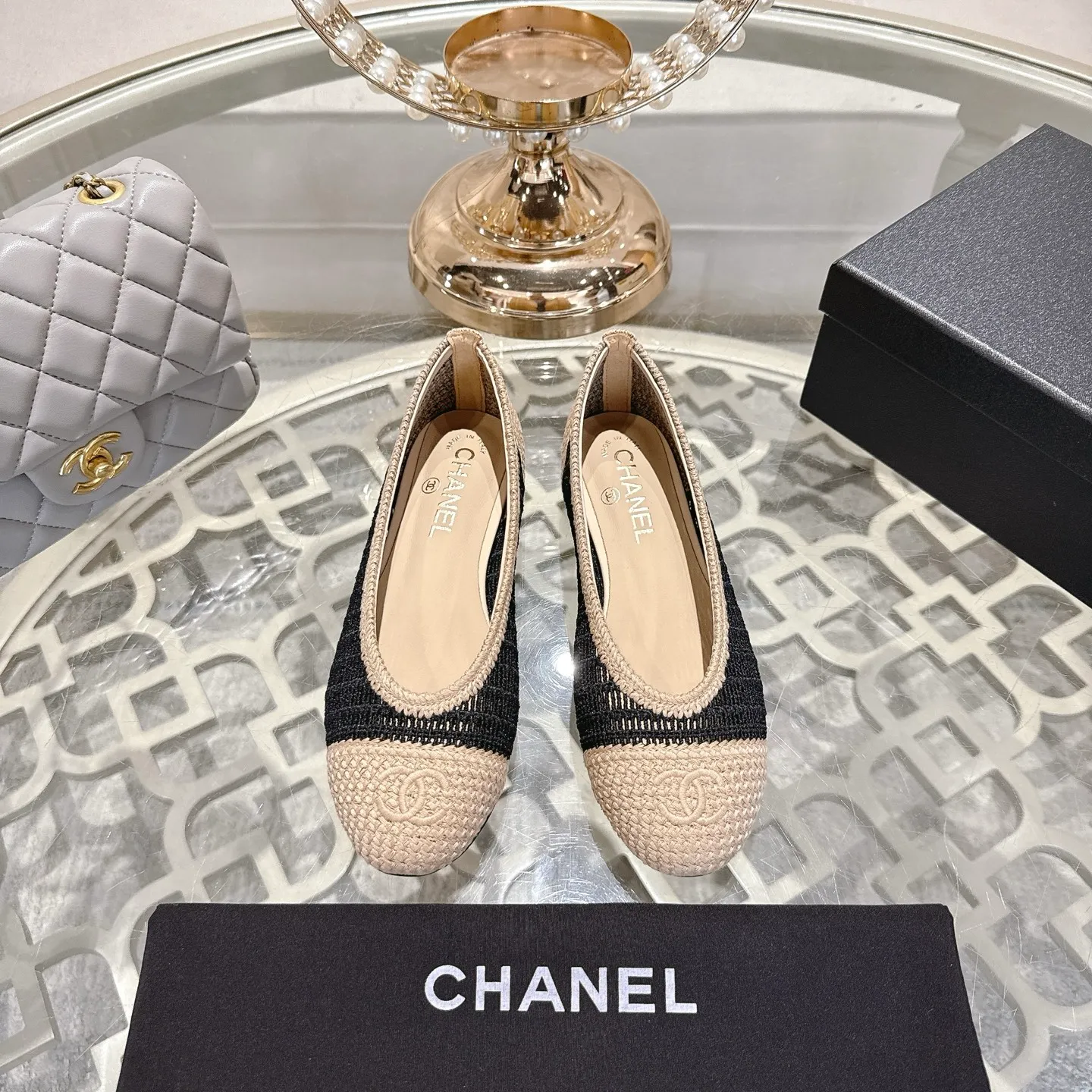 💕💕Factory direct selling price p540💕💕 Chanel 25SS finally releases woven ballet shoes‼ ️ Shoes worthy of their own article, I have to say that they are finally waiting for you! So elegant and chill. Wear it in the summer to enjoy the breeze and walk on the street. Round square toe design. Cute and cute~ The appearance is super online. When you wear it, you will feel like a wealthy daughter. I thought it was good-looking. Only when I put it on my feet do I know how easy it is to wear~ Upper: Exclusive custom-made mesh (comfortable and breathable) Foot pad: Sheepskin Outsole: Genuine leather sole imported from Italy Size: 35-39 (customized at 40.41.42)
